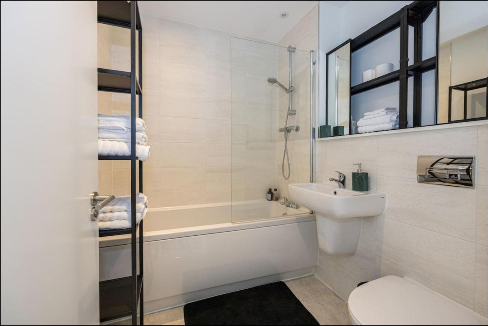 Elegance Retreat - 2 Bed Holiday Home With Parking Manchester Exterior foto